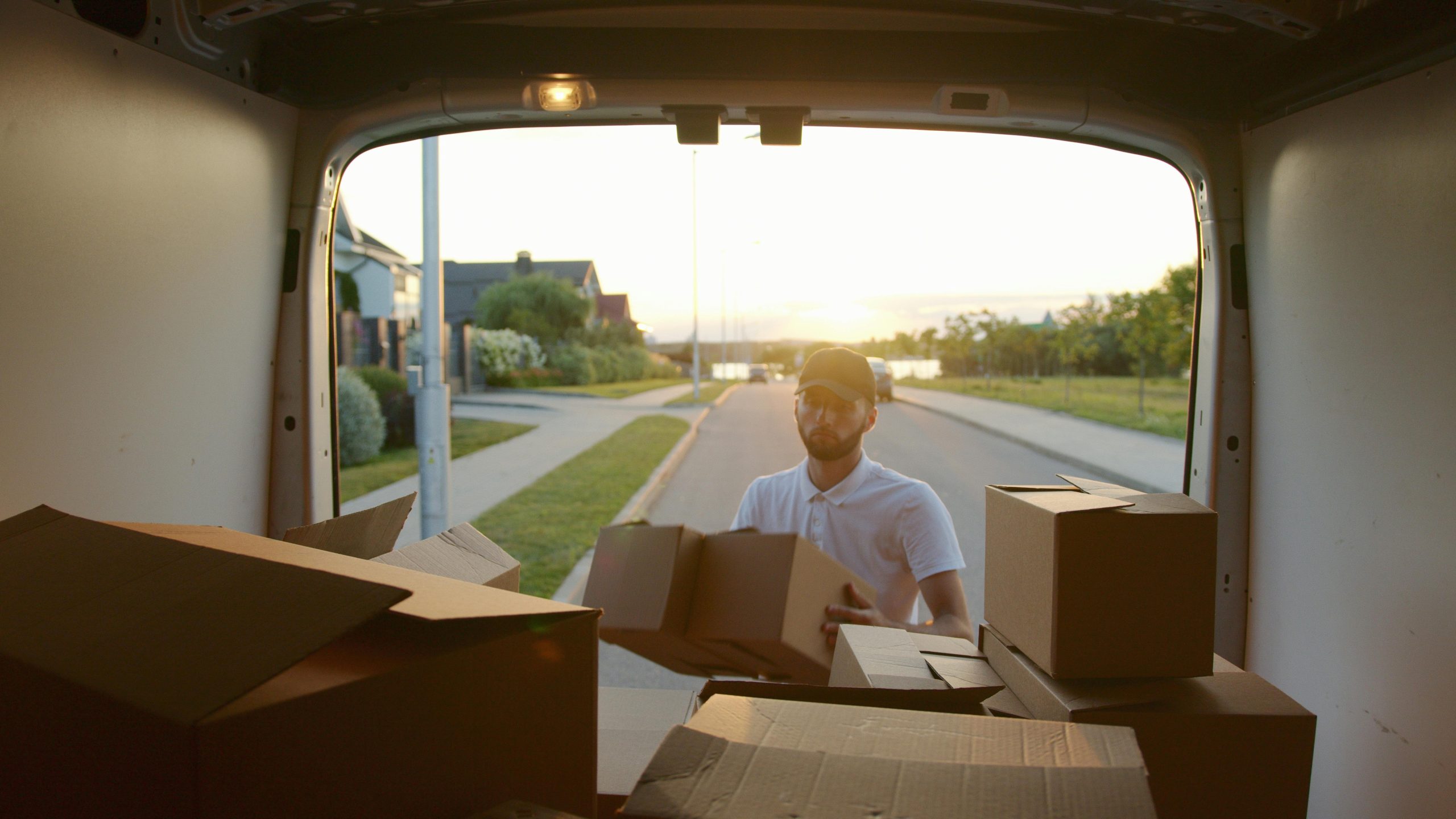 PROFESSIONAL BEST TORONTO MOVERS HANDLING FRAGILE ITEMS WITH CARE